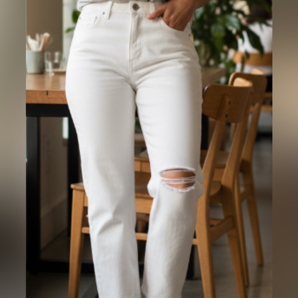 nwt-Sz.12 Universal Thread white
80s mid rise Slim leg
Fitted hip & Thigh - Picture 8 of 8